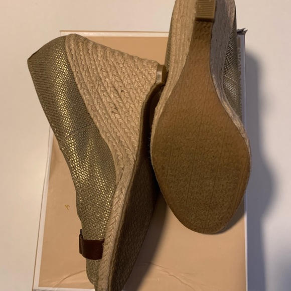 Beautiful pair of canvas wedge shoes. - Picture 2 of 5